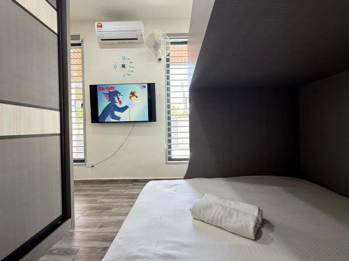 Un pat sau paturi într-o cameră la Jalan Rusa Studio Room Walks to KSL Mall JB