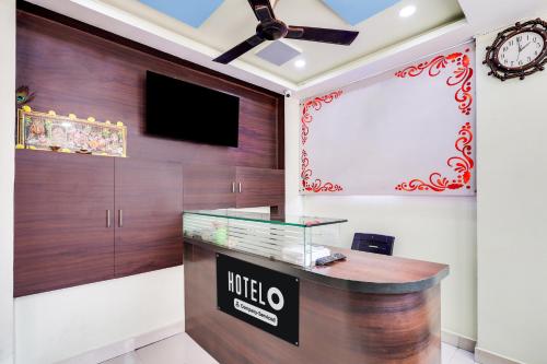 a hotel lobby with a reception desk and a tv at Super Hotel O Guntur in Guntūr