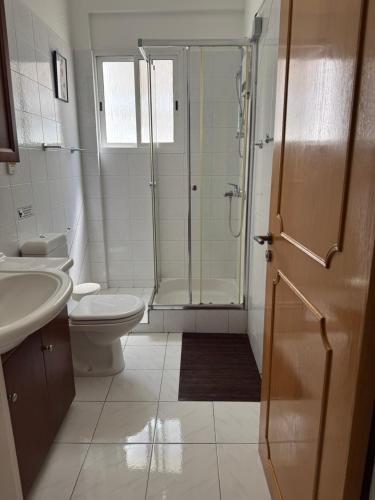 Bilik mandi di Elena's Guest House A