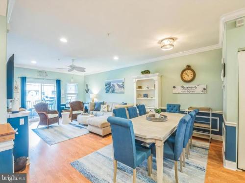 Χώρος καθιστικού στο 164 W Oak Ave