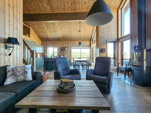 Χώρος καθιστικού στο Cabin With Forest Edge Views