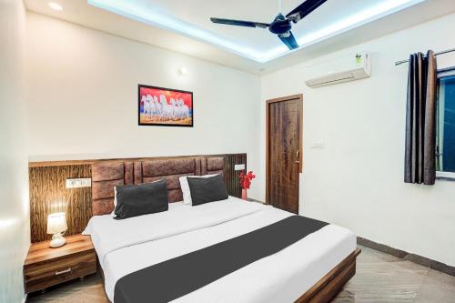 a bedroom with a bed and a ceiling fan at Hotel O Sunrakh Road Vrindavan Formerly Ganga Residency in Vrindāvan