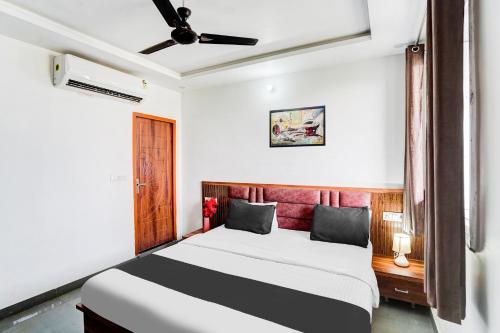 a bedroom with a bed and a ceiling fan at Hotel O Sunrakh Road Vrindavan Formerly Ganga Residency in Vrindāvan