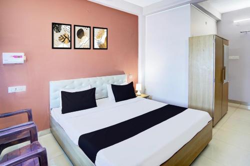 a bedroom with a large bed in a room at Super Hotel O BLW Kakarmatta Near Banaras Junction in Varanasi