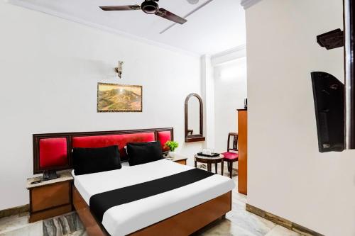 une chambre avec un grand lit avec une tête de lit rouge dans l'établissement Super Hotel O Paharganj Near Railway Station Formerly Chand Palace, à New Delhi