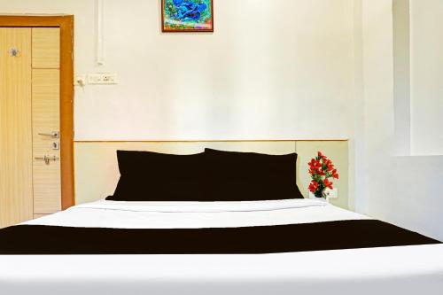 Ένα ή περισσότερα κρεβάτια σε δωμάτιο στο Super Collection O Pune Nagar Road Viman Nagar Formerly Ananta Sagar