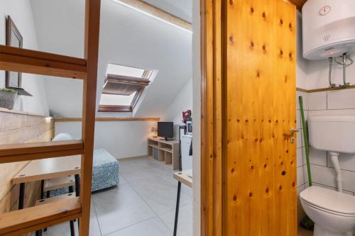 格雷桑Il Nido Di Montagna的客房设有双层床和卫生间。