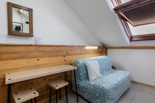 格雷桑Il Nido Di Montagna的一间有椅子、桌子和镜子的房间