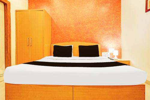 Postel nebo postele na pokoji v ubytování Hotel O Jaistambh Chowk Formerly Guru Kirpa