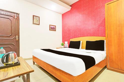 Postel nebo postele na pokoji v ubytování Hotel O Jaistambh Chowk Formerly Guru Kirpa