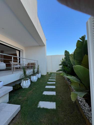 un giardino con piante sul lato di un edificio di Villa Ryma a Ḩammām al Ghazzāz