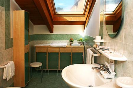La salle de bains est pourvue d'un lavabo et d'un miroir. dans l'établissement Residence Bizzoni, à Terni