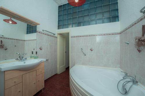 Koupelna v ubytování Holiday Private House with Unique Mountain View