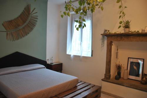 a bedroom with a bed and a window at B&B 18 Gradini in Cuggiono