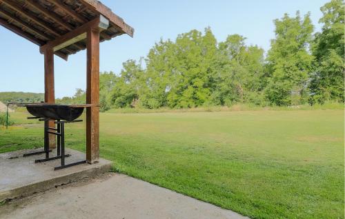 Una parrilla de barbacoa con un campo al fondo en Beautiful Home In Monthenault With Wifi, en Monthenault
