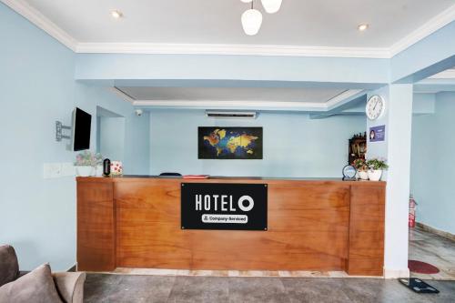 a hotel lobby with a hotel reception desk at Super Hotel O Porvorim in Goa