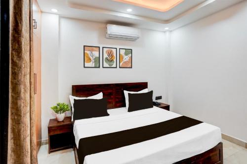 Кровать или кровати в номере Super Townhouse Sector 143B Noida