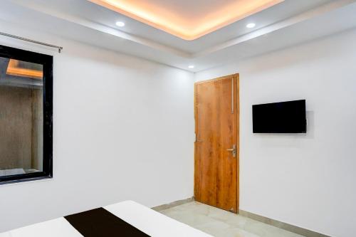 Телевизор и/или развлекательный центр в Super Townhouse Sector 143B Noida