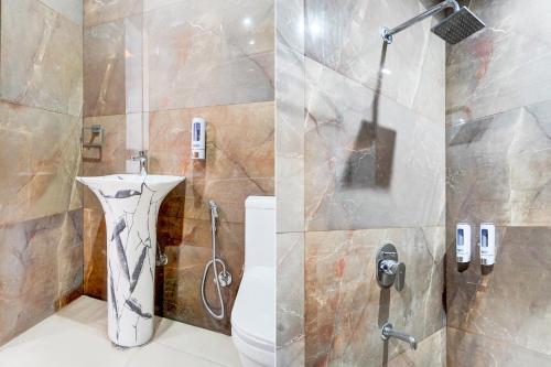 Ванная комната в Super Townhouse Sector 143B Noida
