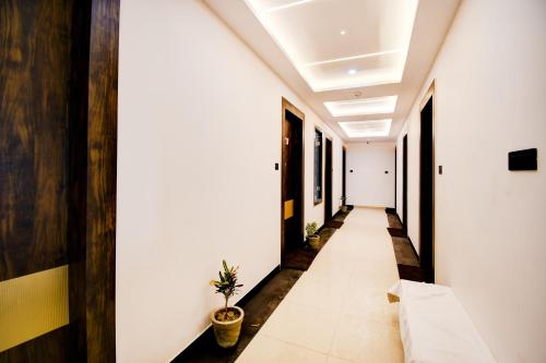 a corridor of an office with white walls and a couch at Super Townhouse Oak Ratanpur Panki in Kānpur