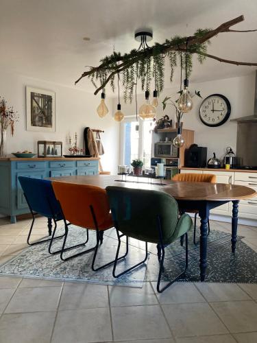 una cucina con tavolo e sedie in legno di Ô Bord de Loire a Denée
