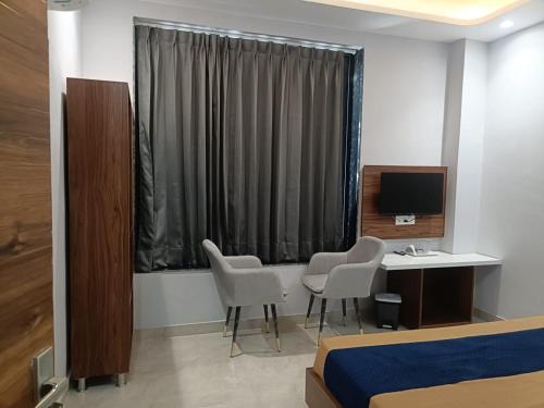 Una televisión o centro de entretenimiento en Hotel Kamboj