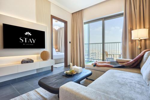 STAY BY LATINEM Luxury 1BR Plus Study Holiday Home CB 1013 Near Burj Khalifa