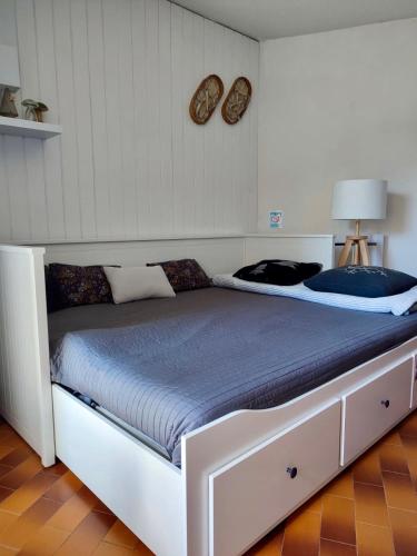 a large white bed in a room at Appartement 4 couchages avec terrasse et local à vélos in Ancelle