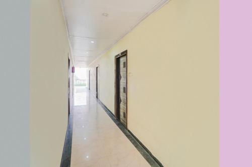 an empty corridor of a building with white walls at Super Hotel O Darbhanga Near Khanka Chowk in Darbhanga