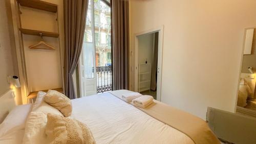 een slaapkamer met een bed met twee handdoeken erop bij The Barcelona Centric APT by Maison Piñata in Barcelona