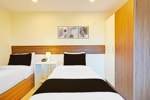 Postel nebo postele na pokoji v ubytování Super Townhouse Muthurayya Swamy Layout