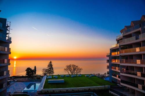 ヴァルナ・シティにあるAzure Infinity - Sea view, Pools & SPA - Over the Sea and Under the Skyの建物から見た海の景色