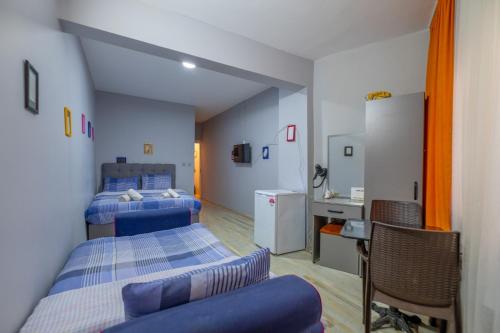 Ένα ή περισσότερα κρεβάτια σε δωμάτιο στο Golden age suites