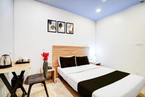 Ein Bett oder Betten in einem Zimmer der Unterkunft Super Hotel O Katol Road Friends Colony