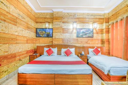 Hotel Auli Dにあるベッド
