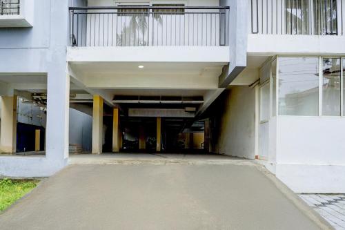 an empty parking lot in the middle of a building at Super Hotel O Karyavattom Formerly Viswam Greenfield in Trivandrum