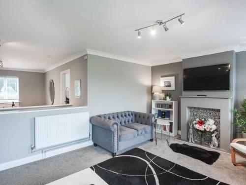 un soggiorno con un divano e una TV di Mill Cottage ad Aberdyfi