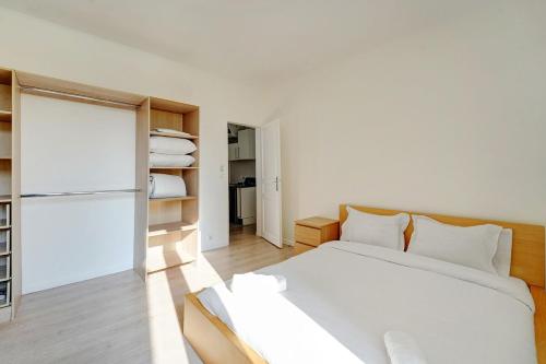 Кровать или кровати в номере La Bella - 4 Prs - Porte de Paris - WiFi