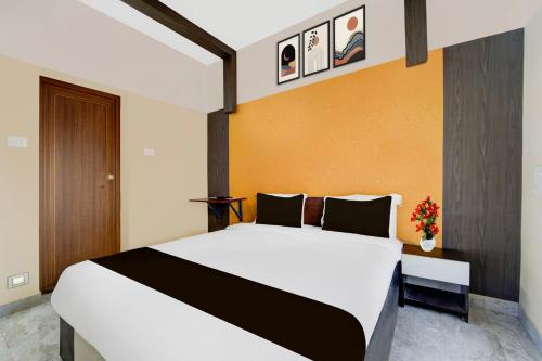 a bedroom with a large bed in a room at Super Hotel O Kazhakkoottam Near Technopark Phase 3 in Trivandrum
