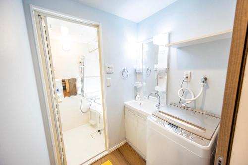un baño con ducha y lavabo en Hiro Yanaka hotel, en Tokio