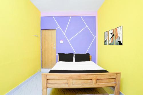a bedroom with a bed in a room at Hotel O Walajapeti Vellore in Wālājāpet