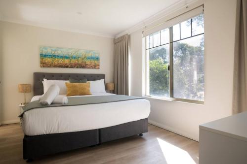 Una cama o camas en una habitación de Dunsborough Bay Retreat - Steps from Beach and Dining