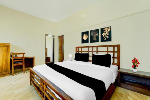 a bedroom with a large bed in a room at Super Collection O Charing Cross Ooty in Ooty