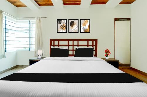 a bedroom with a large bed in a room at Super Collection O Charing Cross Ooty in Ooty