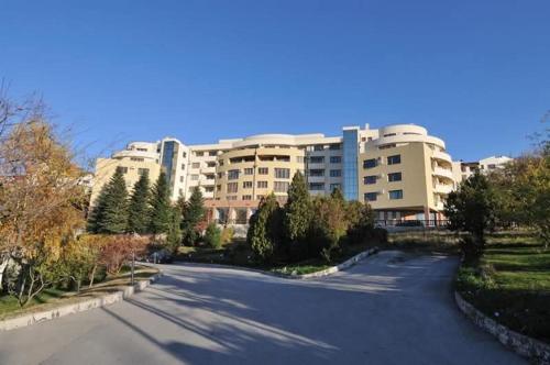 una calle frente a un gran edificio en Апартамент- Студио Кокетно, en Sandanski