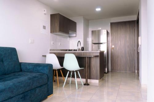 a living room with a couch and a kitchen at Santorini Elite in Pereira