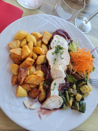 Gallery image of Le sapin rouge - Restaurant - bar - chambres d'hôtes in Artigues