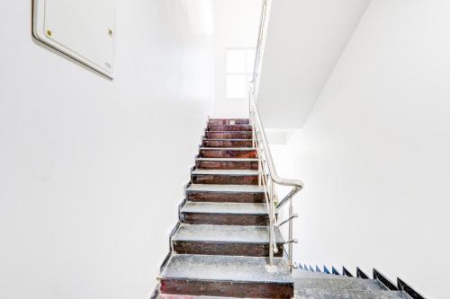 a stairway leading up to a building at Super Townhouse Rajahmundry in Rājahmundry