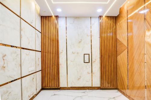 an empty room with marble walls and wooden panels at Super Townhouse Rajahmundry in Rājahmundry