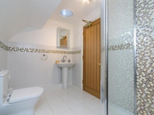 Ένα μπάνιο στο Pass the Keys Bryn Ogwen Lovely Coastal Property in Bangor